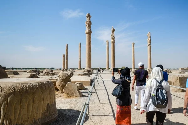 Los Turistas Disfrutan Turismo Antigua Ciudad Persa Persépolis Provincia Fars — Foto de Stock