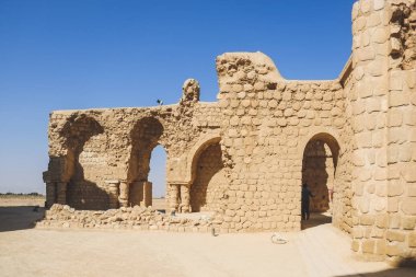 Servistan Sarayı bir Sasani dönemi bina, 5. yüzyılda inşa edilmiş. Bina pişmiş tuğla, taş ve harç yapılmış. Servistan, Iran.