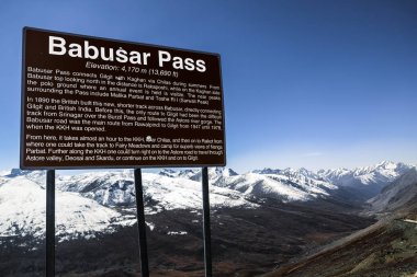 Bilgi Barbusar Pass söylüyorum bir tabela. Hayber Geçidi Pakhtunkhwa, Gilgit Baltistan, Pakistan.