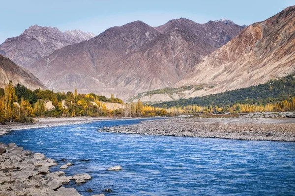 Agua Azul Que Fluye Del Río Gilgit Con Montañas Fondo — Foto de Stock