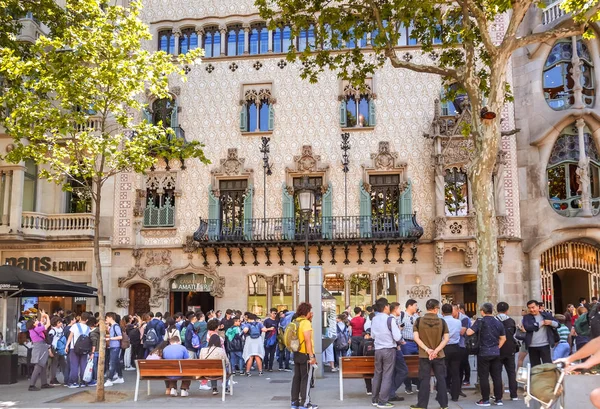 Barcelona, İspanya. 7 Mayıs 2017: Kalabalık bir turist Casa Batllo yakınındaki Casa Amatller önünde.