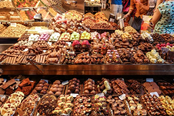 La Boqueria market bir mağazada satışa çeşitli çikolatalı tatlılar. Barcelona, İspanya.