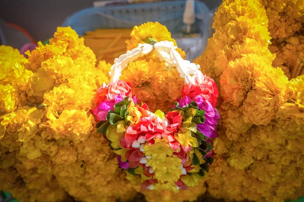 Гарленд Продажи Храме Эраван Сделанный Свежих Цветов Мэриголд Бангкок Таиланд — стоковое фото