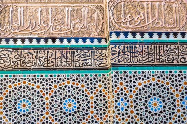 Fez, Fas. 16 Mart 2014: Eşsiz Fas sanat medreseler Bou Inania duvardaki.