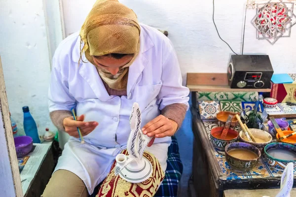 Una Mujer Marroquí Pinta Una Cerámica Medina Fez Marruecos — Foto de Stock