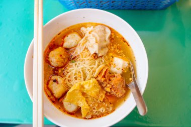 Tay baharatlı tom yum şehriye. Bangkok, Tayland için sokak gıda.