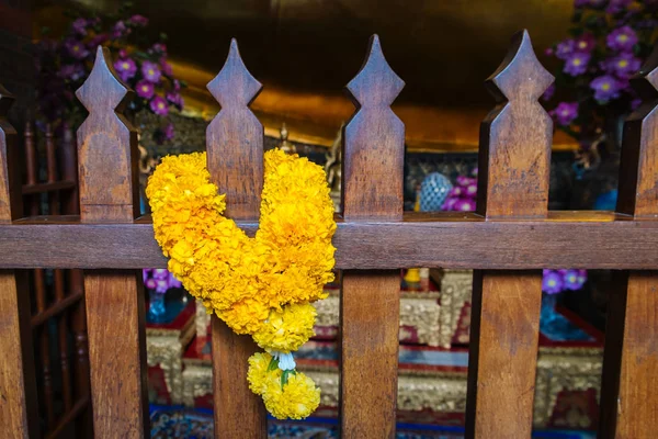 Uma Grinalda Calêndula Fresca Pendurada Cerca Madeira Para Adorar Buda — Fotografia de Stock