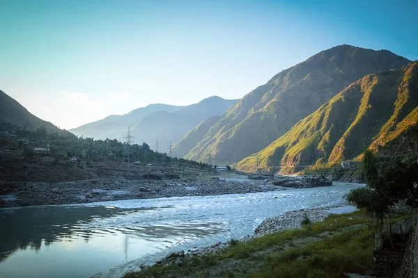Sunrise Besham dağlar ve Indus Nehri manzaralı. Khyber-Pakhtunkhwa. Pakistan.
