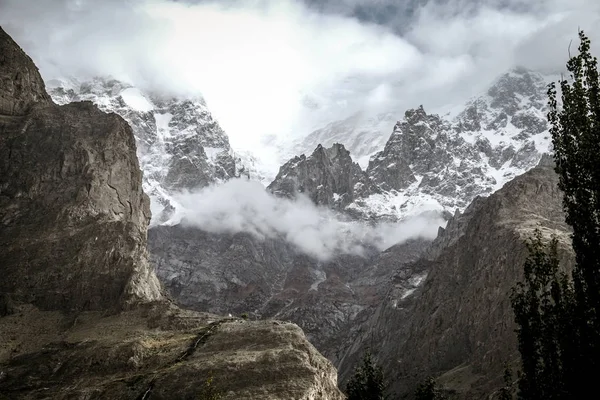 Montagna Ultar Sar Con Neve Ricoperta Nuvole Galleggianti Hunza Valley — Foto Stock