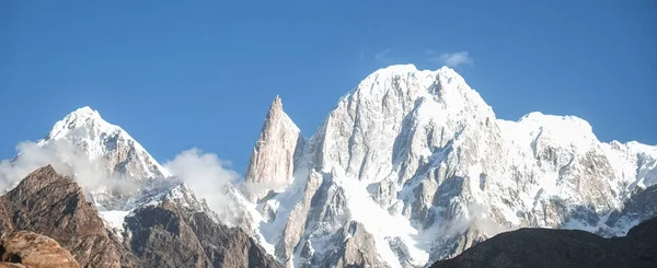 Panoramik kar Hunza tepe ve Ladyfinger tepe şapkalı. Hunza Vadisi, Gilgit Baltistan, Kuzey Pakistan.