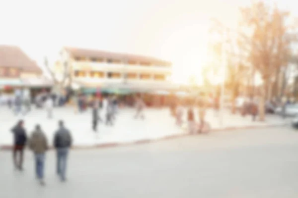 İnsanlar sokak ve Ifrane, Fas içinde belgili tanımlık çarşı etrafında kalabalık arasında bulanık görüntü.