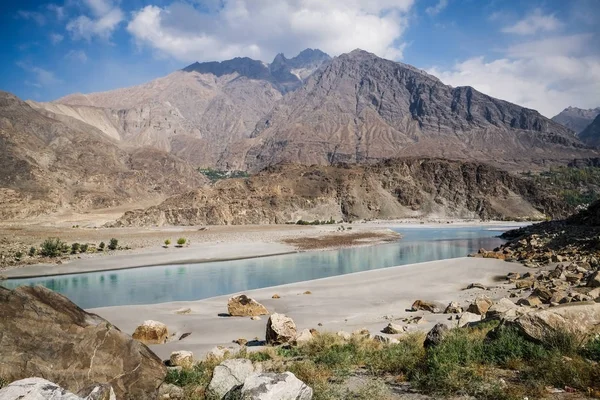 Doğa manzara dağlar görünümünü ve berrak su Nehri Ghanche. bölgede. Gilgit Baltistan, Pakistan.