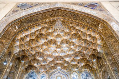 Ayna ile atlama dekoratif altın mukarnas Çehel Sotoun Sarayı girişinde çalışıyorum. Isfahan, Iran.