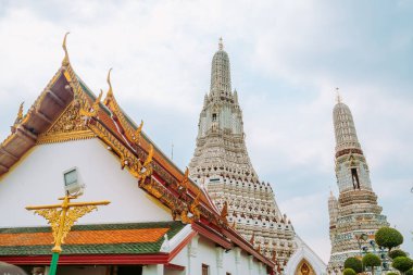 Güzel Tay tarzı Tapınağı çatı manzaralı pagoda antik mimari wat Arun, saldırın. Bangkok, Tayland.