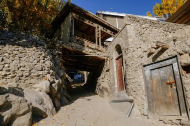 Antik Baltit Kalesi, Karimabad eski ahşap koridor ile doğru sokak dar bir taş. Hunza Vadisi, Gilgit Baltistan, Pakistan.