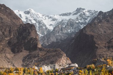 Karakurum ra Ultar Sar dağ manzaralı kar maskeli