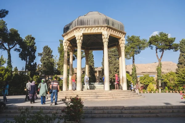 Şiraz, Iran. 24 Ekim 2016: Tolga han, mezar içinde belgili tanımlık geçmiş memorial hall ile üzerinden köşk.