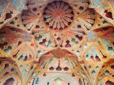 Isfahan, Iran. 30 Ekim 2016: ali Qapu Sarayı 'nda müzik salonunun tavan mukarnas vulting.