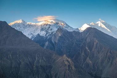 Nagar Vadi Manzaralı bir kar güneş doğarken Rakaposhi dağ Karakurum aralığındaki şapkalı. Gilgit baltistan, Pakistan.