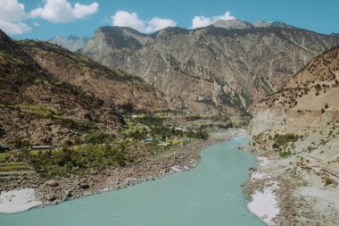 Pakistan kırsal alanda Dağların üzerinden akan Indus Nehri. Karakurum karayolu görüntülemek.