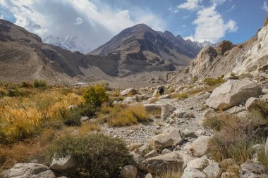 Passu trekking iz dağlarla çevrili bölgede vahşi görünümünü manzara. Gojal üst Hunza. Gilgit Baltistan, Pakistan.