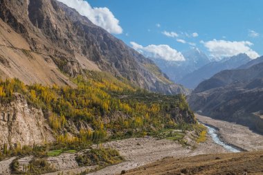 Dağlar ve sonbaharda Hunza Nehri manzaralı. Karakurum karayolu Gilgit Baltistan görüntüleyin. Hunza Vadisi, Pakistan.