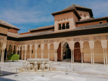 Granada, İspanya. 2 Mayıs 2017: İslam Mağribi mimarisi ve tasarım aslan, Alhambra palace, Andalusia mahkemede.