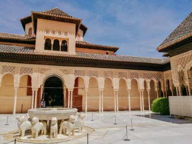 Granada, İspanya. 2 Mayıs 2017: İslam Mağribi mimarisi ve tasarım aslan, Alhambra palace, Andalusia mahkemede.