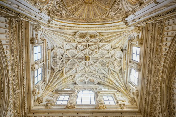 Cordoba, İspanya. 4 Mayıs 2017: Endülüs, Cordoba, Andalusia Camii-katedral tavan.