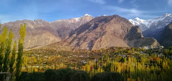 雪で秋のフンザ渓谷のパノラマ ビューは カラコルム山脈にウルトラ Sar ギルギット バルティスタン州 パキスタン — ストック写真