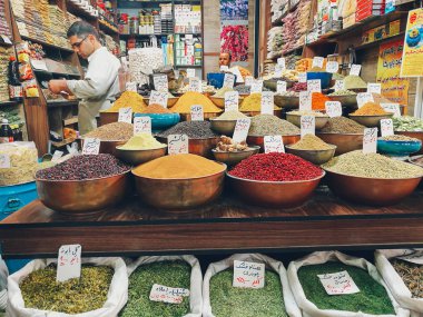 Şiraz, Iran. 24 Ekim 2016: Bazar-e Vakil pazarında veya Vakil Bazaar 'da bir dükkanda Satılık çeşitli renkli otlar ve baharatlar.