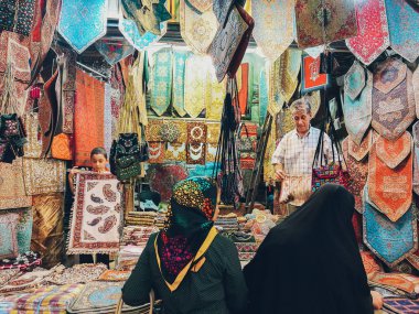 Şiraz, Iran. 24 Ekim 2016: renkli kilim, bantlar çeşitliliği