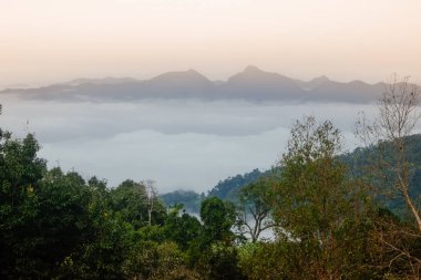 Arka planda dağ manzarası ile şafakta bulutlar deniz, Nanthaburi Milli Parkı. Nan Province, Tayland.