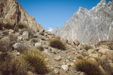 Passu 'nun vahşi bölgesinde, dağlar, Gojal Hunza 'nın çevreleyen trekking yolu. Gilgit Baltistan, Pakistan. Ön plana odaklan.