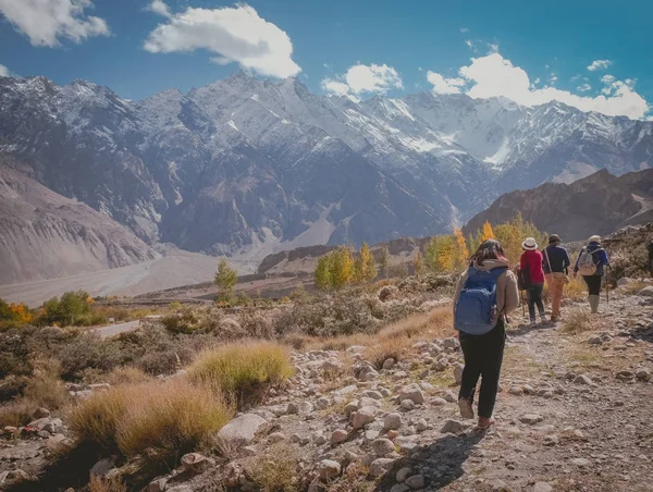 Passu trekking parkurunda pistte yürüyen turistler. Karakoram'da karla kaplı dağlarla çevrili wildereness alanı. Gilgit Baltistan, Pakistan.