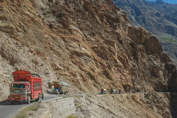 Camiones Pakistaníes Decorados Que Viajan Por Una Peligrosa Carretera Pavimentada — Foto de Stock