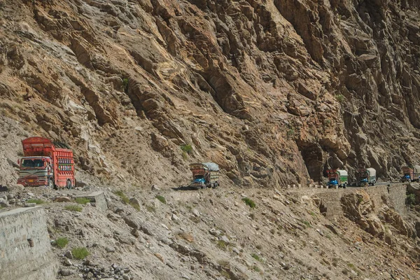 Camiones Paquistaníes Que Viajan Por Una Peligrosa Carretera Pavimentada Largo — Foto de Stock