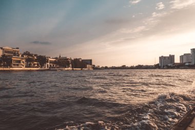 Akşamları Chao Phraya nehri üzerinde ekspres teknede tekne, nehir boyunca yerel yerleşim görüntüleme. Bangkok, Tayland.