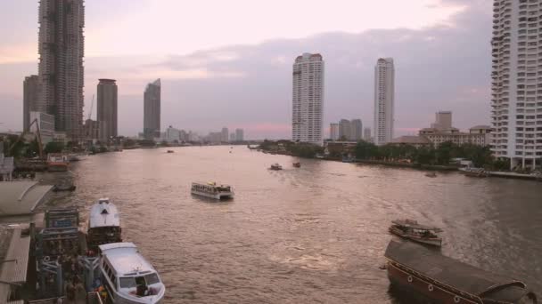 Zachód Słońca Nad Rzeką Chao Phraya Widokiem Łodzie Nowoczesne Budynki — Wideo stockowe