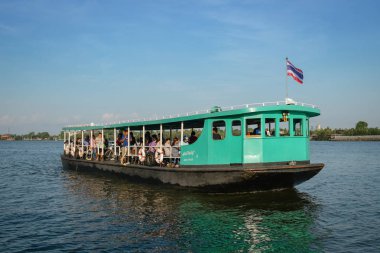 Bang Krachao, Tayland. Nisan 27, 2019 : Tay bayrağı ile yeşil bir feribot tekneyolcuları, Wat Bangna Nok ve Wat Bang Nam Pueng Nok arasında ulaşım. Chao Phraya nehri, Samut Prakan.