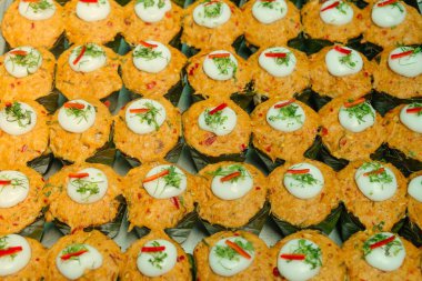 Kırmızı köri ezmesi veya Hor Mok ile baharatlı buğulanmış balık, hindistan cevizi sütü ve biber ile tepesi. Geleneksel Tay gıda taze piyasada satışa pişirilir. Tayland Sokak gıda.