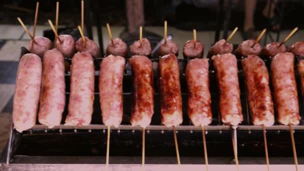 Brochetas Salchichas Fermentadas Parrilla Carbón Llamado Sai Krok Isaan Local — Vídeos de Stock