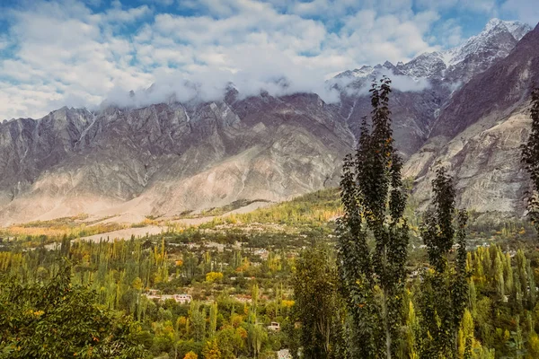 Vista sul paesaggio naturale nella valle di Hunza. Bellissimo scenario di gree — Foto Stock