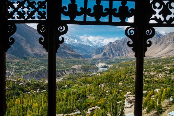 Baltit fort Hunza Nagar vadisinin doğa manzara yemyeşil orman. Karakoram sıradağlarının vadi ve Rakaposhi dağı boyunca akan dolambaçlı nehir manzarası. Gilgit Baltistan, Pakistan.