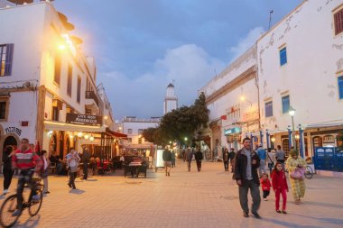 Essaouira, Fas. Mart 11, 2014 : Eski şehirde yürüyen yerli ve turistlerin gece manzarası. Yavaş seyahat insanların yaşam tarzı ve mimari görmek için.