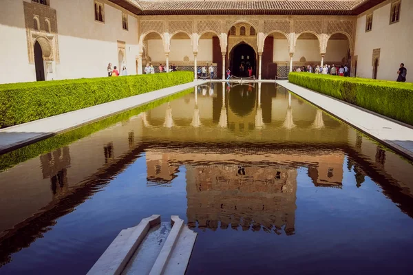 Granada Spain Mei 2017 Reflectie Het Vijver Water Van Patio — Stockfoto