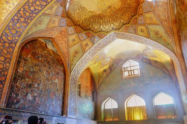 İsfahan, İran. 30 Ekim 2016 : Ünlü antik mimarinin iç. Chehel Sotoun Sarayı içinde güzel süslenmiş duvar ve tavan. Unesco Dünya Mirası.