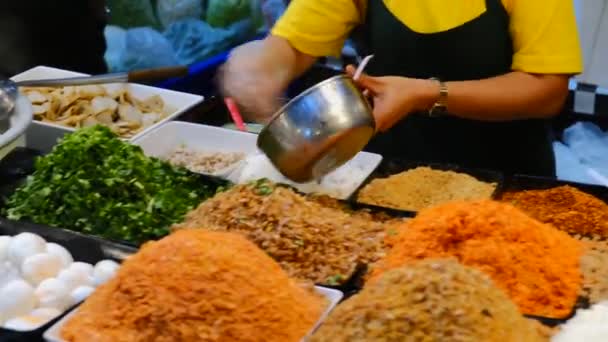Азиатский Уличный Торговец Едой Готовит Пряную Лапшу Продажи Местном Рынке — стоковое видео