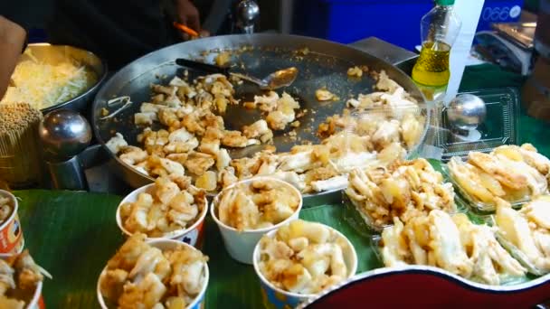 アジアのストリートフード タイのバンコクの地元市場で販売のために調理されたての炒めイカ卵 — ストック動画