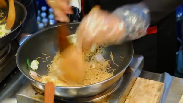 Vendedores Asiáticos Comida Callejera Cocinando Fideos Fritos Para Venta Mercado — Vídeo de stock